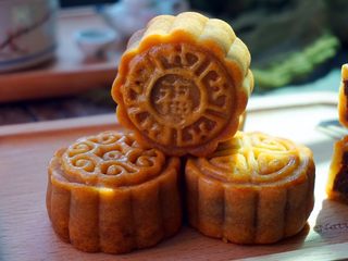 26、广式蛋黄红豆沙月饼,不错吧