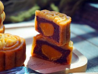 27、广式蛋黄红豆沙月饼,切开