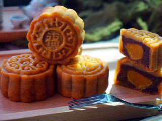 30、广式蛋黄红豆沙月饼,好吃