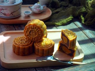 32、广式蛋黄红豆沙月饼,美味极了