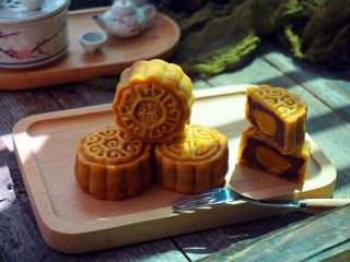 34、广式蛋黄红豆沙月饼,美味可口