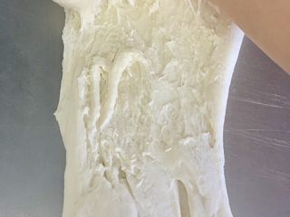8、一次发酵——虾仁牛肉肠披萨,用搓衣服的手法揉搓面团。