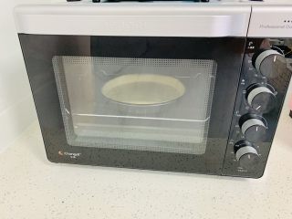 13、一次发酵——虾仁牛肉肠披萨,我这儿的室温26度。 直接放入烤箱一次发酵25分钟。（烤箱没有开发酵功能）