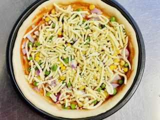 23、一次发酵——虾仁牛肉肠披萨,放上一层马苏里拉奶酪。