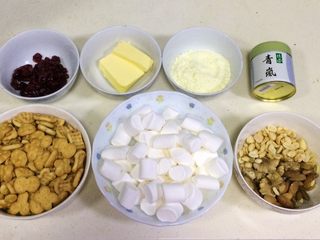 1、抹茶雪花酥,准备好需要的食材。