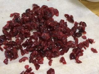 2、抹茶雪花酥,用刀把蔓越莓稍微切碎下。