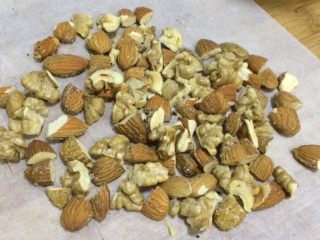 3、抹茶雪花酥,把核桃和杏仁也稍切碎，但也不要切太碎了。