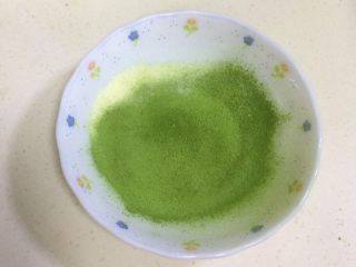 4、抹茶雪花酥,2克抹茶粉和10克奶粉混合过筛备用。