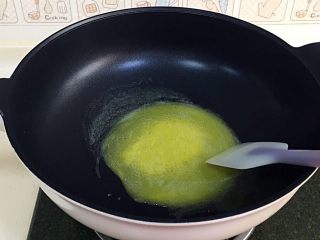 5、抹茶雪花酥,黄油放入不粘锅内，开小火加热至融化。
