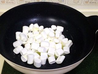 6、抹茶雪花酥,待黄油完全融化后，倒入棉花糖。