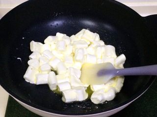 7、抹茶雪花酥,用刮刀按压、搅拌棉花糖。