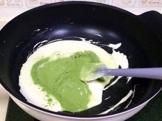 9、抹茶雪花酥,迅速加入之前过筛好的抹茶粉和奶粉，用刮刀继续搅拌煮至无干粉状态。