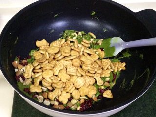 11、抹茶雪花酥,再倒入韧性饼干，翻拌几下。