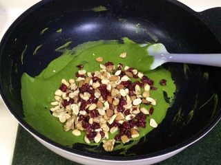10、抹茶雪花酥,关火，加入蔓越莓干、杏仁、花生和核桃仁，迅速翻拌几下。