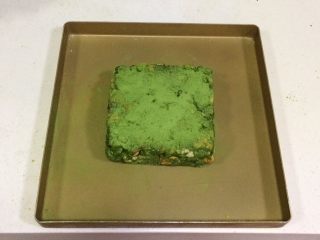 14、抹茶雪花酥,给整形好的雪花酥筛上混合好的抹茶粉和奶粉。