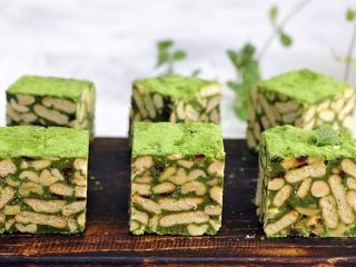 15、抹茶雪花酥,放凉后，用锯齿刀把雪花酥切成大小一致的块状，可根据自己的喜好来决定切块的大小。