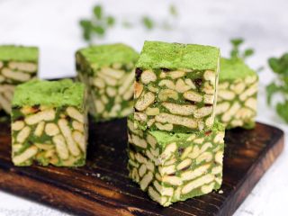 16、抹茶雪花酥,吃不完记得要密封保存起来。