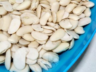 1、我们不是冰皮月饼，是很正经的日式和菓子,白芸豆提前用配方外大量的水浸泡一天，要完全盖过芸豆。天气热室温高的话建议中间换水3-4次。豆子完全吸饱水之后，请开启手动模式。去皮！ - -