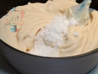 3、我们不是冰皮月饼，是很正经的日式和菓子,打好的芸豆泥加入砂糖，放入不粘锅内拌匀。一定要用不粘锅。小火，不停翻炒。千万别偷懒，不然2分钟的时候底下就会糊掉了