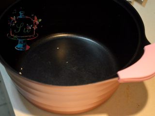 5、我们不是冰皮月饼，是很正经的日式和菓子,给你们显摆一下我的新宠。长友的玫瑰金不粘汤锅。不粘效果真的超级好。炒完我拿抹布轻轻擦了几下就干净了。另外说一下，不粘锅不要用金属的锅铲去翻炒