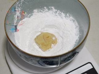 6、我们不是冰皮月饼，是很正经的日式和菓子,和菓子皮】取15g炒好的芸豆泥，加入糯米粉，缓缓倒入水35g调和搅拌均匀