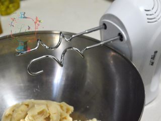 9、我们不是冰皮月饼，是很正经的日式和菓子,加入大概1/3的芸豆泥之后，就可以换电动打蛋器来操作了。换上和面钩。依然是每加入一次芸豆泥都要混合均匀后才可以加入下一次。