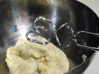 10、我们不是冰皮月饼，是很正经的日式和菓子,和面钩的材质不错，全部加入混合好后不会粘连太多材料。避免浪费~