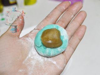 14、我们不是冰皮月饼，是很正经的日式和菓子,手上要多撒一些手粉，防止粘手。