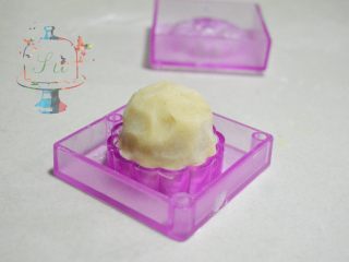 19、我们不是冰皮月饼，是很正经的日式和菓子, 轻按，使分布充实在模具底部。然后将按出去的部分，手上撒手粉重新向中心收拢，边缘撒手粉。