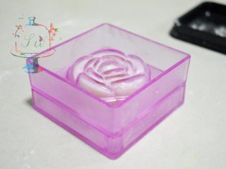 20、我们不是冰皮月饼，是很正经的日式和菓子,安上另外半个模具，按压即可