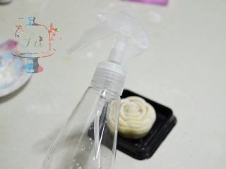 22、我们不是冰皮月饼，是很正经的日式和菓子,准备一个喷壶，喷雾要细。距离和果子大约20cm的水平位置，喷1-2下，让喷出的水雾自然下落在和果子表面。