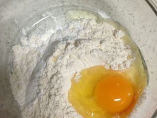 1、电饼档披萨,如图，面粉，糯米粉，鸡蛋一起和面。中途适量添加开水。