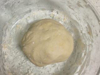 2、电饼档披萨,如图，面团揉好了，让它在这待一会儿咱们就去做其他准备吧。