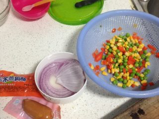 3、电饼档披萨,如图：青豆，胡萝卜，玉米是超市买的冻的那种。洋葱泡下水不会那么辣了。家里木有香肠了，用的玉米肠：）切片备用
