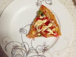 5、电饼档披萨,如图，做出来饼底脆脆的，我喜欢重口味，所以涂了番茄酱和沙拉酱：）