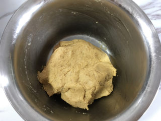 3、爱心型凤梨馅夹心挞饼,用手将黄油、水、面粉搓匀并整成团。