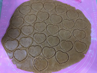 5、爱心型凤梨馅夹心挞饼,冷藏后取出擀成薄片，用心型模具压出心形面皮。