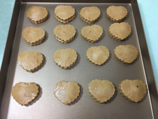 8、爱心型凤梨馅夹心挞饼,表面压一片心型面皮。