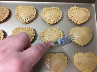 9、爱心型凤梨馅夹心挞饼,用钗子在边缘处压上花纹。