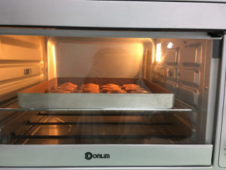 10、爱心型凤梨馅夹心挞饼,放入提前预热的烤箱中进行烘烤，温度为170度，时间为23分钟。