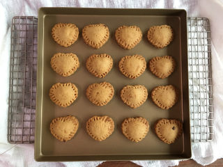 11、爱心型凤梨馅夹心挞饼,烘烤结束后取出。