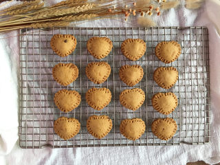 12、爱心型凤梨馅夹心挞饼,放在晾网上晾凉。