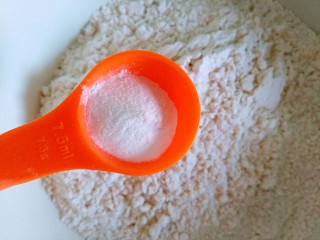 3、红糖红枣核桃酥,将全麦面粉、泡打粉、小苏打混合