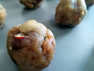 8、红糖红枣核桃酥,静置好的面团均分25克每个的小面球