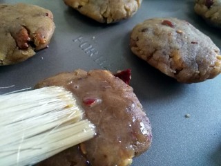 10、红糖红枣核桃酥,表面涂抹一层全蛋液