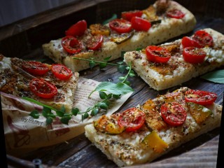 1、混合香草佛卡夏,香草部分可以根据自己口味进行调整增加或者减少，这次的面团不需要到出手膜的程度