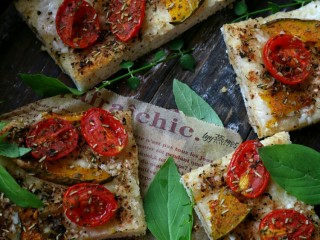 10、混合香草佛卡夏,中层上下火220°15分钟，烤完记得要从烤盘拿出放到烤架是晾凉，然后就可以用披萨到切块食用了