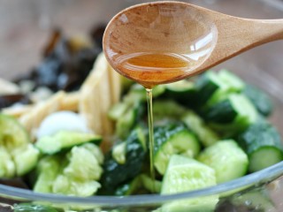 12、黄瓜腐竹拌木耳,再淋入香油