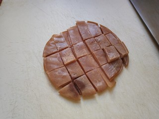 1、火腿披萨,将火腿切丁或块