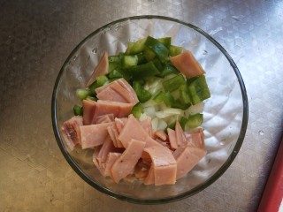 2、火腿披萨,青椒洋葱切丁与火腿放一起